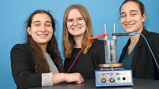 Hannah Amrhein, Lena Fries und Hanna Fries fanden einen Ansatz, um den wertvollen Pflanzennährstoff Phosphor aus Abwasser zurückzugewinnen. Mit ihrem Projekt „Phosphor-Recycling durch Elektroflotation“ gewannen sie den Jugend-forscht-Wettbewerb 2022 in der Kategorie Chemie. (Bild: ©Stiftung Jugend Forscht e V. / Max Lautenschläger)
