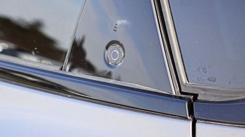 Die Hecktür hat gar keinen Griff mehr. Nach dem Druck auf den Knopf springt das Portal ein paar Zentimeter auf. Was die Feuerwehr machen soll, wenn die Tür nach einem Unfall verklemmt ist? Unklar. (Bild: Rosenow/»kfz-betrieb«)