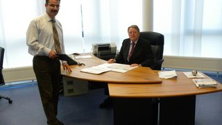 Firmengründer Walter Spielmann (Mitte sitzend) und Geschäftsführer Peter Rapp (Archiv: Vogel Business Media)