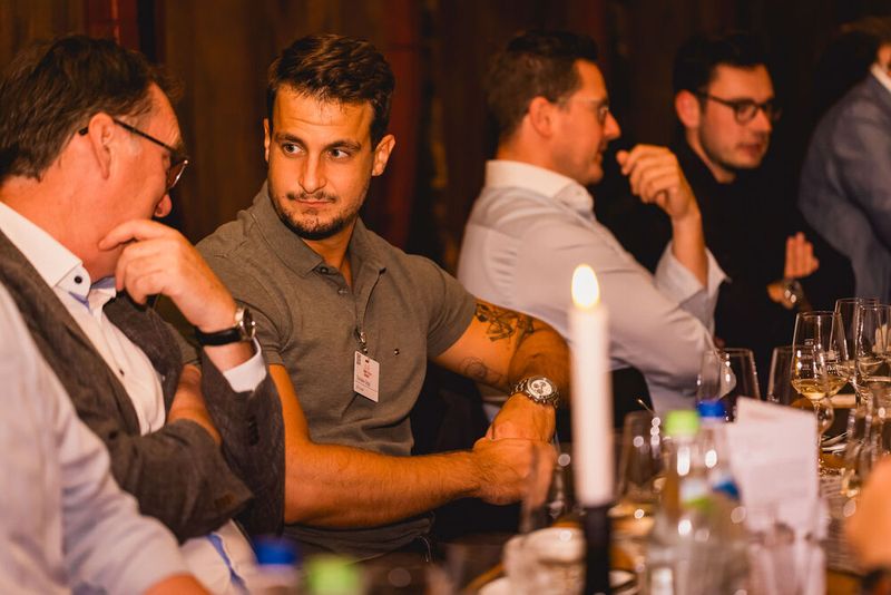 Zwischen den Gängen ist reichlich Zeit für Diskussionen... (Bild: Stefan Bausewein)