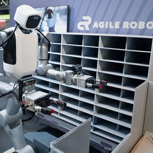 Agile Robots, Audi, Dassault Systèmes und Nvidia haben auf der Nvidia GTC Berlin ein Proof-of-Concept-Projekt vorgestellt, das die Teilesequenzierung im Audi Werk Ingolstadt mithilfe mobiler Humanoider automatisieren soll.(Bild:  Agile Robots)