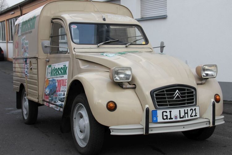 6. Preis: Die im Frühjahr 1951 eingeführten Lieferwagen auf Enten-Basis unterschieden sich von der Limousine ab der B-Säule durch einen kastenartigen geräumigen Laderaum, der durch zwei Flügeltüren am Heck zu beladen ist. Die Modellbezeichung „AK 400“ dieses Wagens weist auf die Nutzlast von 400 kg hin – mehr geht bei 25 PS einfach nicht. (Foto: Lebenshillfe Gießen)