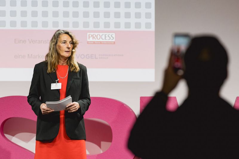 Anke Geipel-Kern, leitende Redakteurin der Process-Redaktion, führt die Besucher durch die Vorträge. (Bild: Stefan Bausewein)