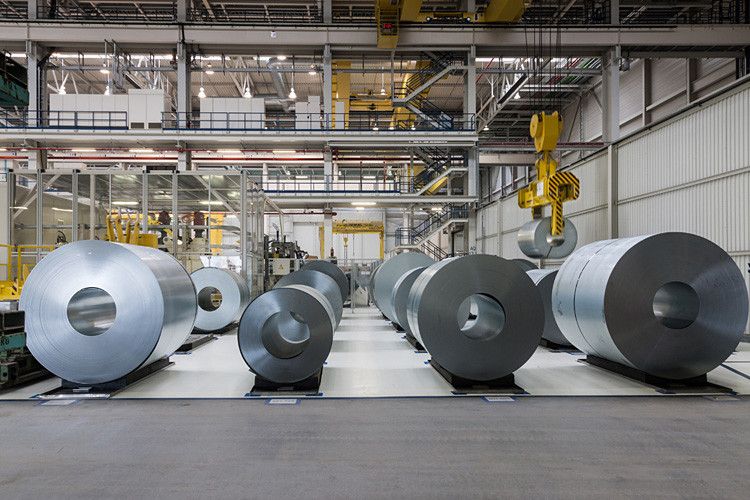 Den Anfang im Presswerk machen die so genannten Coils. Das sind bis zu 32 Tonnen schwere Blechrollen, die auftragsbezogen angeliefert werden. In den zwei werkseigenen Coilanlagen werden sie abgerollt und zu Platinen geschnitten. Bis zu 60 Hübe in der Minute sind hierbei möglich. In den rund 60 Meter langen Anlagen werden so mehr als 800 Tonnen Stahl pro Tag verarbeitet. (Foto: BMW/Christoph Busse)