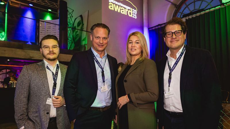 (v.l.) Fabian Klett (Autofox), Jascha Bräuer (Autobörse.de), Maria Schönthier (Santander), Dr. Christoph Buchmann (Autofox) (Bild: stefan bausewein)