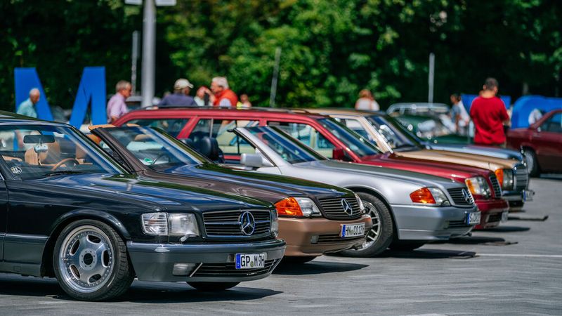 Zwar stehen Fahrzeuge von Mercedes-Benz im Mittelpunkt, aber nicht nur: 2025 kamen fast 11.500 Fahrzeuge sowie mehr als 28.000 Besucher zu den Treffen am Mercedes-Benz-Museum. (Bild: © Mercedes-Benz)