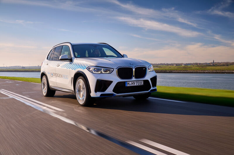 Die ersten BMW iX5 Hydrogen sind auf den Straßen unterwegs. Von 0 auf 100 km/h sollen weniger als sechs Sekunden vergehen. Ende der Beschleunigung ist bei „über 180 km/h“. (Bild: Tom Kirkpatrick/BMW AG)