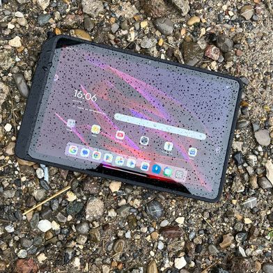 Das Lenovo Thinktab X11 Gen 1 hält auch einen Regenschauer aus. Mit der optionalen Schutzhülle Smart Case und dem hier eingeschobenen Stift bringt das robuste Android-Tablet 838 Gramm auf die Waage. (Bild: Vogel IT-Medien)