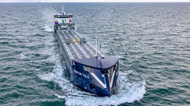 Das Küstenschiff „MV Vertom Tula“ versorgt über ein seetüchtiges Solarenergiesystem unter anderem seine Bordsysteme mit Strom.(Bild:  Wattlab)
