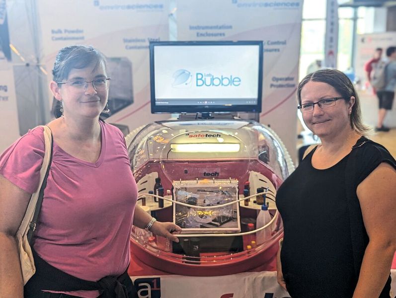 Besucherstimmen der LAB-SUPPLY Berlin Dr. Anne Heller (l.) und Stefanie Rebisch von der TU Dresden, Radiochemie  Heller: „Hier auf der Messe werden alle Facetten fürs Labor bedient – viele Eindrücke; auch Neuerungen, die man sonst nicht mitbekommen würde. Diese Labor-Bubble ist für uns zum Beispiel eine interessante neue Alternative zu einer großen und teuren Glovebox.“  Rebisch: „Gut ist, dass man hier Außendienstmitarbeiter von Laborgeräte-Herstellern persönlich trifft und sich z. B. Produktmuster zuschicken lassen kann, um sie im eigenen Labor zu testen. Hier kann man einfach gucken, was man noch nicht auf dem Schirm hat, aber vielleicht fürs Labor braucht.“   Mehr Infos zu den kommenden LAB-SUPPLY-Messen finden Sie auf www.lab-supply.info (Bild: VCG – Lüttmann)