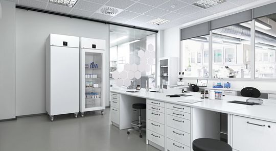 Neue Kühl- und Gefrierschränke, innen mit hochwertigem Edelstahl verarbeitet, die passgenau für die allgemeine wissenschaftliche Anwendung entwickelt (Bild:  Liebherr)