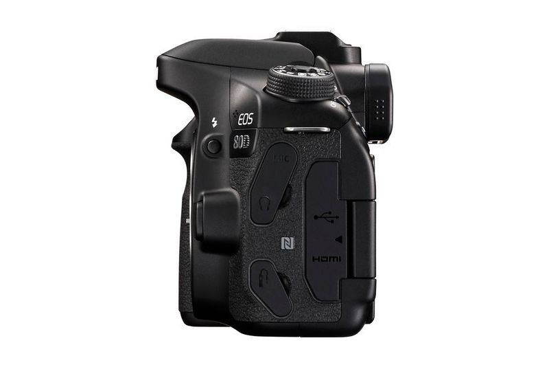 Die EOS 80D bietet sowohl einen Kopfhörerausgang als auch einen Mikrofoneingang und ermöglicht damit die professionelle Aufzeichnung und Kontrolle des Tons. (Bild: Canon)