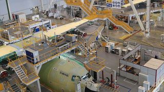 Flugzeugproduktion bei Airbus. Bei der Produktion der Maschinen sollen künftig auch selbstständig agierende Roboter eingesetzt werden. (Bild: Airbus Military)