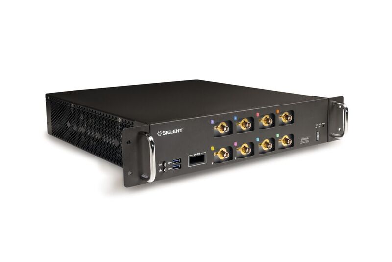 Das Siglent SDS6000L in der Version mit acht analogen Eingängen. Als Bandbreite stehen hier entweder 2 GHz oder 500 MHz zur Verfügung.