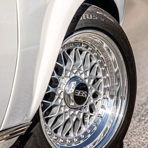 Ein Manko vieler „alter“ Sportstoßdämpfer und Fahrwerke: Sie waren auf Reifen abgestimmt, die es seit vielen Jahrzehnten nicht mehr gibt. Das „Raab-Classics-Gewindefahrwerk made by KW“ hingegen ist an moderne Reifenmischungen angepasst.(Bild:  KW)