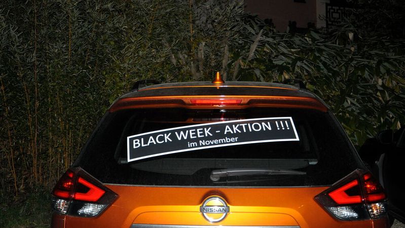 Viele Autohändler bieten zur Black Week noch bis Mitte nächster Woche satte Rabatte auf Fahrzeuge, Zubehör etc. an.(Bild:  Yvonne Simon)