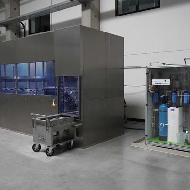 High flushing quality for high-purity cleaning: Test cleaning at the BvL Technology Center with the Atlantic cleaning system and a ultrapure water treatment system (EnviroFalk)   (Source: BvL Oberflächentechnik GmbH )