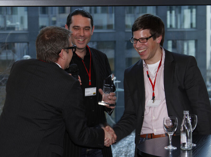 Patrick Kruse (Mitte, Geschäftsführer NETGO) und Simon Wanning (Rechts, Techniker NETGO) bekommen von Marco Crueger (Vertriebsleiter Swyx) den „TOP Reseller 2012“ Award überreicht. (Archiv: Vogel Business Media)
