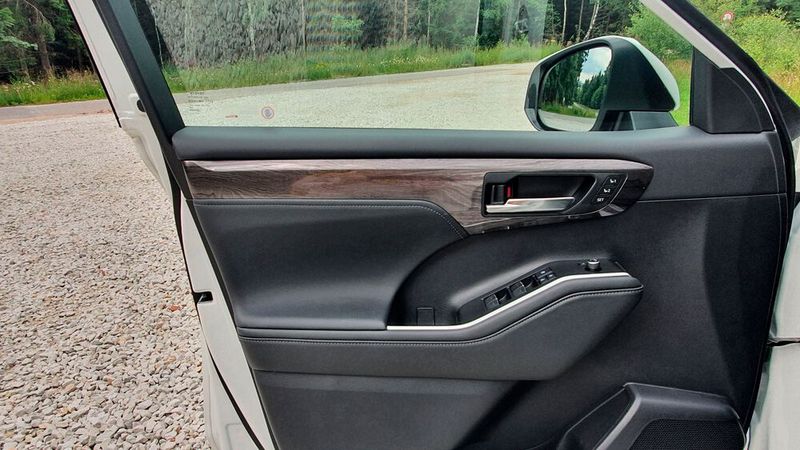 Das Interieur ist auf Premium getrimmt. Auch die Türen punkten mit eleganten Applikationen. (Bild: Mauritz/»kfz-betrieb«)