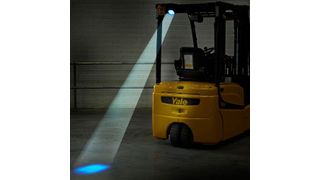 Der Blue-Point-LED-Spot wird hinten am Stapler angebracht und projiziert zur Warnung ein blaues Licht auf den Boden. (Bild: Yale)