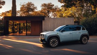 Der Renault 4 wird ab sofort für knapp 30.000 Euro verkauft. (Bild: Renault)