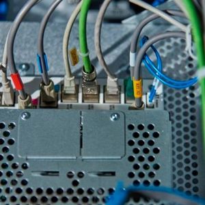 In den Anlagen für die hochpräzise Fertigung von rotierenden und nicht rotierenden Bauteilen finden die Kabel von Lapp eine anspruchsvolle Aufgabe.