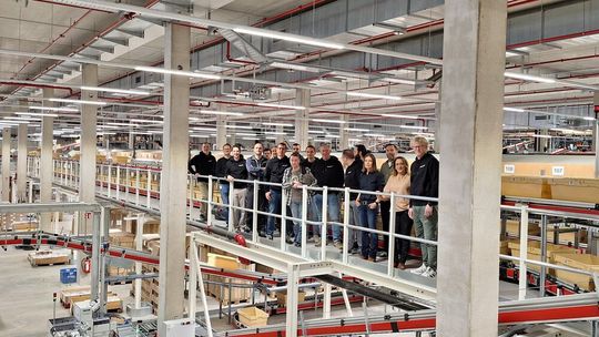 Das für die Entwicklung des übergeordneten Materialflussrechners (MMFC) bei Witt verantwortliche Team beim Gruppenfoto.(Bild:  Witt)