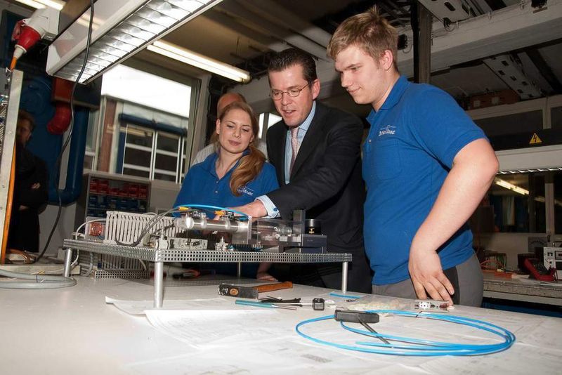 Bundeswirtschaftsminister zu Guttenberg informierte sich über die sieben Ausbildungsberufe, die bei Reifenhäuser angeboten werden: „Der Mittelstand ist unser Rückgrat. (Archiv: Vogel Business Media)