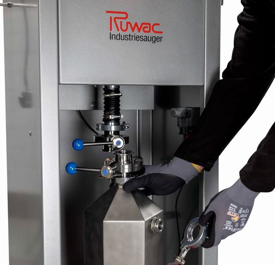 Der Sammelbehälter des neuen Trockenvorabscheiders R26 von Ruwac mit dem abgesaugten 3D-Druck-Metallpulvers lässt sich, wie hier zu sehen, relativ einfach wechseln.(Bild:  Ruwac)