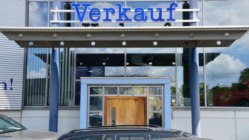 Spürt der Handel eine Kaufzurückhaltung bei Kunden? »kfz-betrieb« untersucht dies mit einer Umfrage.(Bild:  Achter – »kfz-betrieb«)