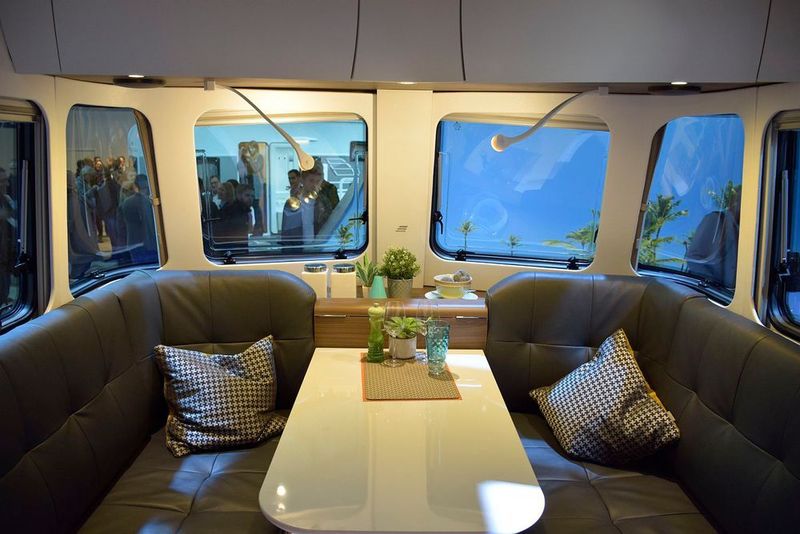 Sein Kennzeichen sind die umlaufenden Fenster vorn und hinten. (»kfz-betrieb«/Jan Rosenow)