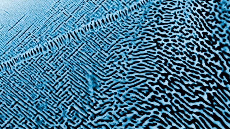 Aufnahme der Nanostruktur einer Legierung aus Aluminium, Molybdän, Niob, Tantal, Titan, Zirkon mit dem Rasterelektronenmikroskop. Das Material ist besonders für katalytische Prozesse geeignet.(Bild:  BAM)