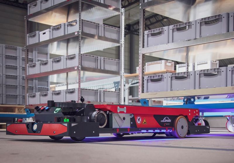 Mit dem C-Matic HP von Linde MH nebst Cloudplattorm Anyfleet wird der Warenumschlag smart und autonom. Der Roboter navigiere frei im Raum und weiche etwa Hindernissen aus. Die ersten Pilotprojekte sind laut Linde schon erfolgreich am Laufen. Flach konzipiert, kommt er leicht unter Palette und Trolley. Es mache ihm auch nichts aus, wenn die Last mal nicht exakt rechtwinklig zu ihm stehe.
