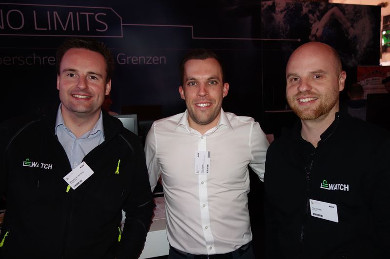 No Limits bei (l.) Michael van den Borg, IPWatch, Timo Seidel, LG, und Tim Schotte, IPWatch. (Bild: IT-BUSINESS)