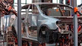 Eine robotisierte Fertigungslinie in der Autoindustrie (gemeinfrei)