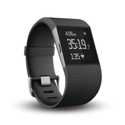 Moderne Smart Watches bzw. Wearables können sogar noch mehr als das. Fitnesstracker (hier ein Fitbit Surge 3QTR) und Wearables zur Gesundheitsüberwachung gelten heute als großer Wachstumsmarkt. (Bild: fitbit)