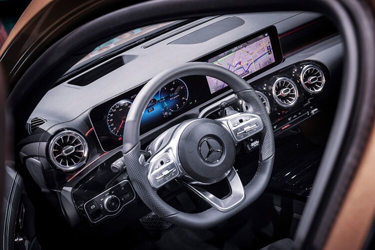 Das optionale Widescreen-Cockpit mit MBUX ist in China komplett neu. (Daimler)