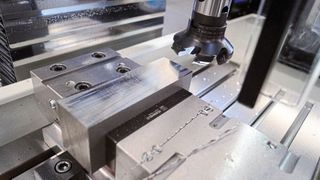 Planfräsen mit Messerkopf. Zustellung 6 mm. Demonstriert die Stabilität der Contur FPA-3 und des Spindelkopfs.
 (ABA)