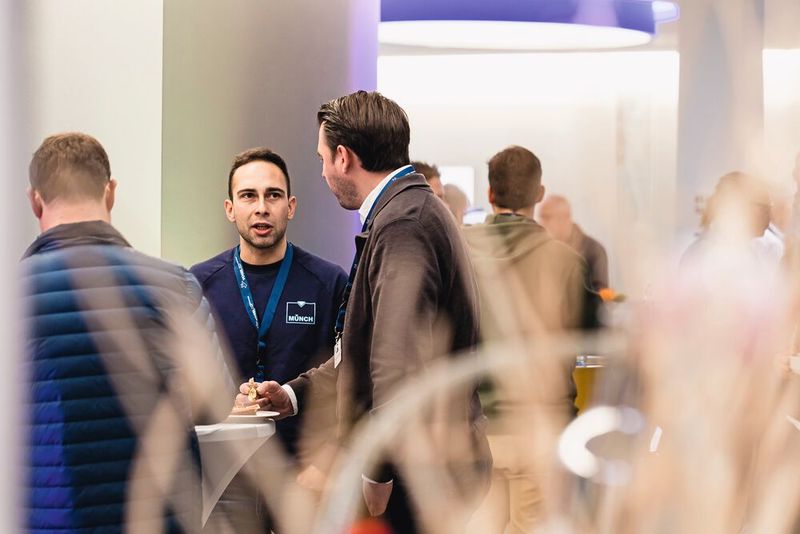 In den Pausen lohnte sich ein Besuch der Ausstellung. (Bild: Stefan Bausewein)