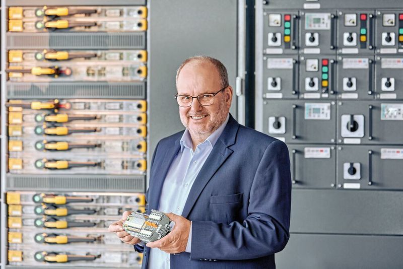 Reiner Eckmann, Technischer Leiter im Werk für Schaltanlagen in Olfen: „Qualität und kurze Lieferzeiten der Reihenklemmensysteme von Phoenix Contact haben uns überzeugt.“ (Phoenix Contact)