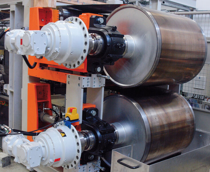 Mit einer Systemdurchgängigkeit von der Antriebssteuerung bis zum Getriebe hat Siemens die Leistung von Doppelbandpressen erhöht, die der österreichische Anlagenbauer Berndorf Band Engineering zur Herstellung von Platten aus Verbundwerkstoffen anbietet. (Siemens)