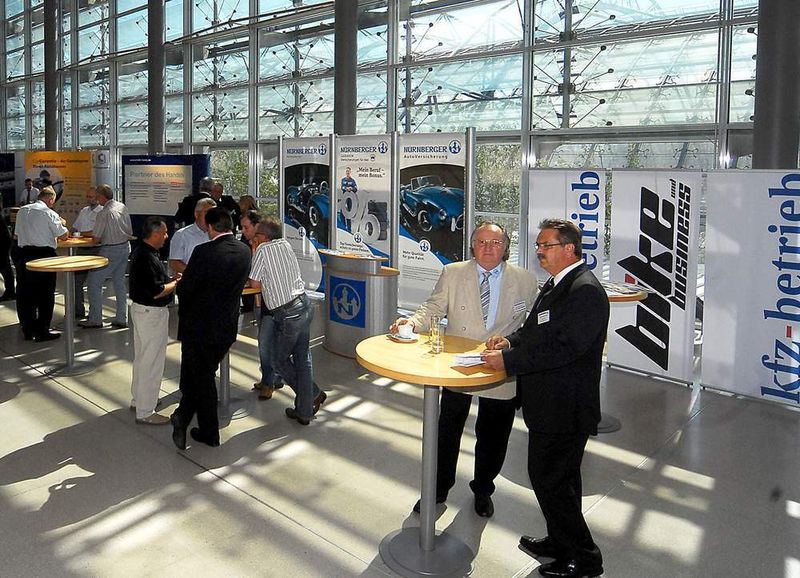 Gut gefülltes Foyer: Zahlreiche namhafte Aussteller präsentierten sich am Rande des 1. Mitteldeutschen Autotags in Leipzig. Fotos: Holger Zietz (Archiv: Vogel Business Media)