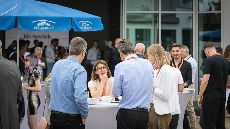 Die Mittagspause verbrachte Sabine Hübner, bekannte Speakerin und Service-Performance-Beraterin, noch im lockeren Gespräch mit anderen Teilnehmern. (Bild: Stefan Bausewein)