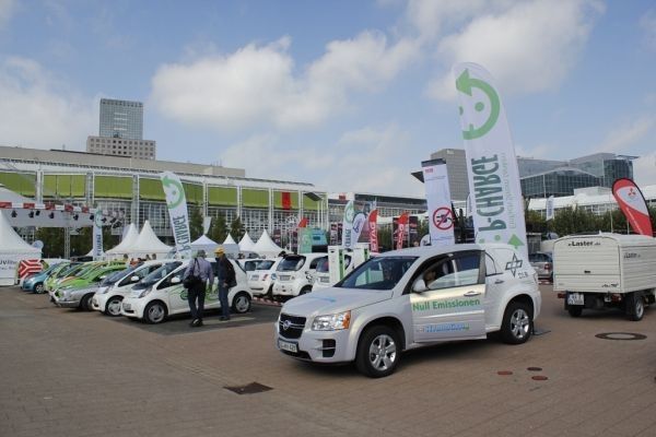 Bertha Benz Challenge 2012, 1. Tag: Präsentation der teilnehmenden Fahrzeuge auf dem Freigelände der Frankfurter Messe. Zu sehen ist hier der Opel HydroGen4 des DLR (Deutsches Zentrum für Luft- und Raumfahrt). (Ulrich Steinlechner)