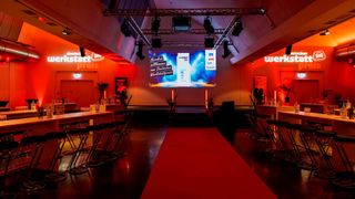 Der Festsaal im Vogel Convention Center wartet auf seine Gäste – die Top-Betriebe beim Deutschen Werkstattpreis 2026. (Bild: Stefan Bausewein)