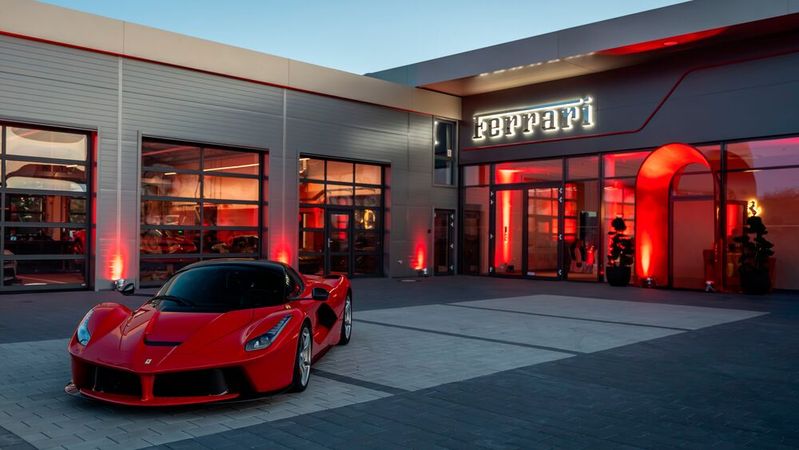 Der Frankfurter Ferrari-Vertragspartner hat nach 16 Monaten Bauzeit in Mannheim einen neuen Betrieb eröffnet.(Bild:  Ferrari)