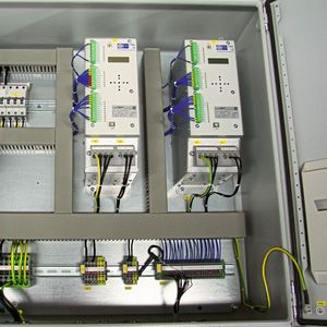 Das elektronische Umpol-Steuergerät (USG) 756 für Spannmagnete auf Werkzeugmaschinen erfüllt bei den sicherheitsrelevanten Funktionen den Performance-Level PL-d.