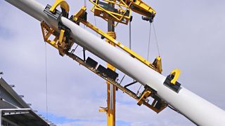 Die „Bunny“-Traverse von Ematec ermöglicht die Hasenohrmontage von Rotorblättern. (Bild: Ematec)