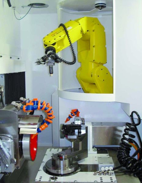 Bild 1: Der neue sechsachsige Knickarm-Roboter LR Mate 200iC von Fanuc Robotics setzt bei der Ewag-Compact-Line die Rohlinge in ein schnell wechselbares Spannsystem.Bild: Ewag (Archiv: Vogel Business Media)