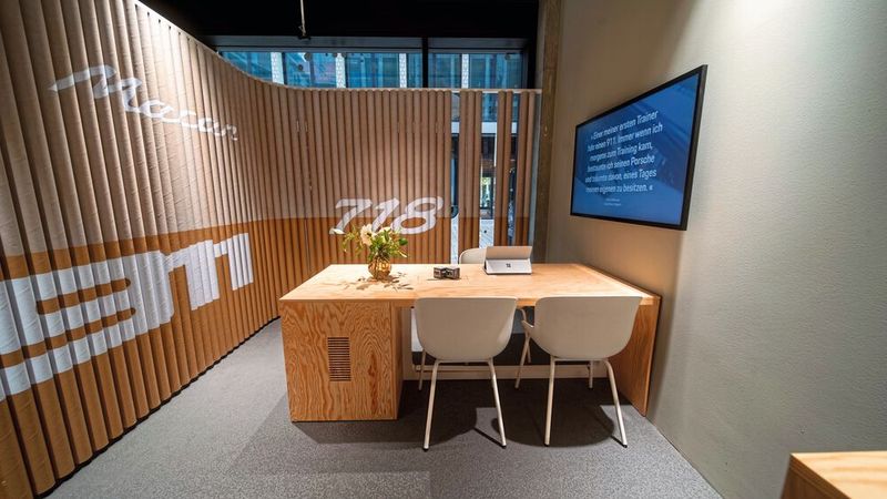 Kunden können sich im Porsche-Now-Store auch individuell zu ihren Wunschfahrzeugen beraten lassen und auf das Fahrzeugangebot der Berliner Niederlassungsbetriebe zugreifen. (Bild: Porsche AG)